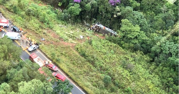 Ônibus despencou em ribanceira na MG-129, em Ouro Preto, na Região Central de Minas Gerais, nesta segunda-feira (8)