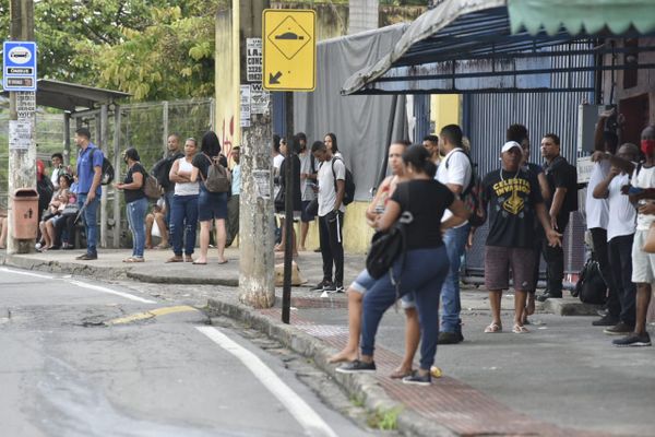 Protesto de rodoviários deixa pontos de ônibus cheios por Ricardo Medeiros