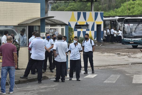 Protesto de rodoviários deixa pontos de ônibus cheios por Ricardo Medeiros