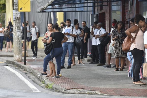Protesto de rodoviários deixa pontos de ônibus cheios por Ricardo Medeiros
