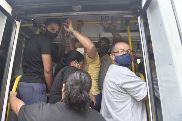 Protesto de rodoviários deixa pontos de ônibus cheios por Ricardo Medeiros
