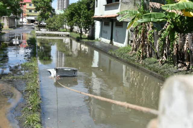 Um carro caiu no valão que corta a Avenida Francelina Setúbal em Itapoã, Vila Velha por Fernando Madeira 