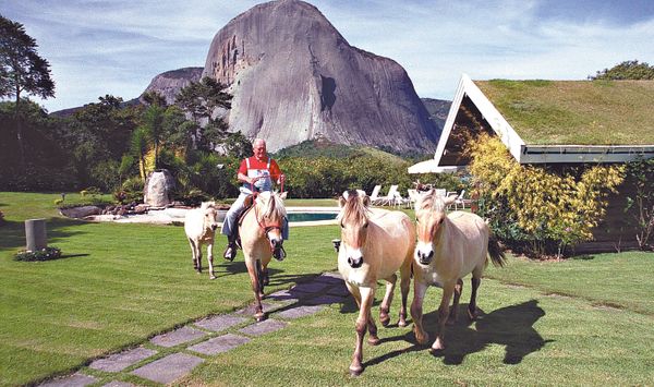 Erling Sven Lorentzen, 81, empresário ex-presidente da Aracruz Celulose em sua casa na Pedra Azul, Domingos Martins. Data: 12/06/2004. Foto: Gabriel Lordêllo.Neg.: 63.909. por  Gabriel Lordêllo/Arquivo A Gazeta