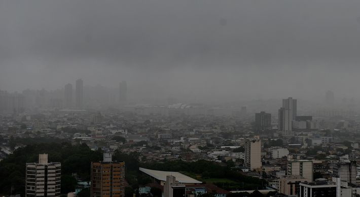 De acordo com o Instituto Nacional de Pesquisas Espaciais (Inpe) e com o Instituto Nacional de Meteorologia (Inmet), a previsão é de que ocorram pancadas de chuva de moderada a forte intensidade nesta quarta (7)