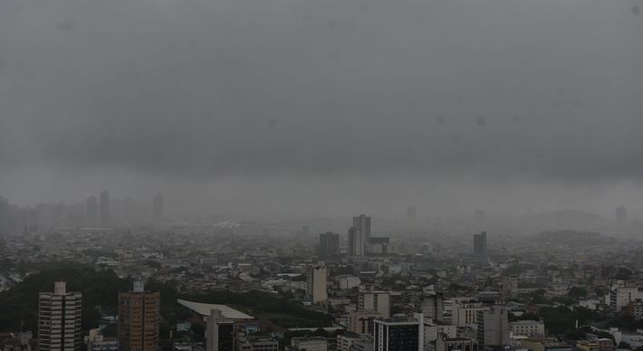 Segundo o Instituto Nacional de Meteorologia, 12 cidades, como Vila Velha e Guarapari, devem ser afetadas até às 11h de quinta-feira. Marinha emitiu alerta para ventos de até 74 km/h
