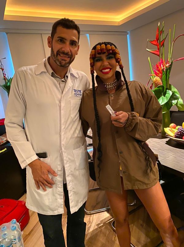 A cantora Morenna mostra o resultado negativo do teste de Covid-19 realizado antes das gravações do clipe de Açaí