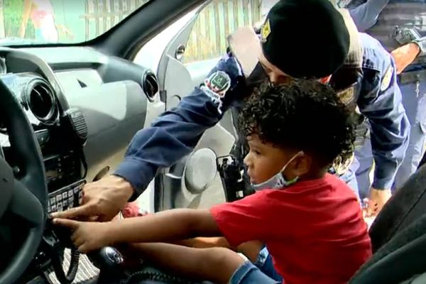 Arthur com agente da Guarda de Viana