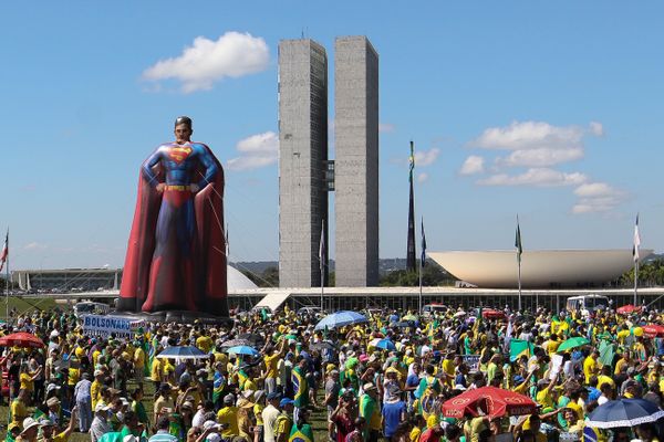 Boneco inflável de Sergio Moro como super-herói ganhou as ruas durante manifestações 