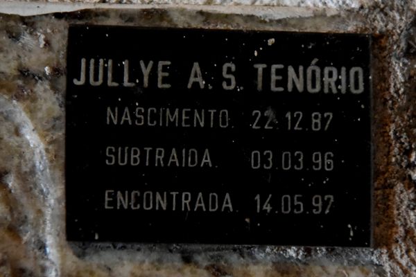 Placas de graças alcançadas na parede do Convento da Penha  por Fernando Madeira