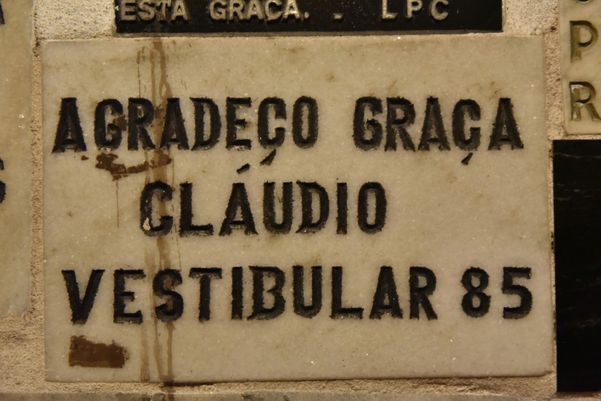 Placa em agradecimento pela aprovação no vestibular por Fernando Madeira