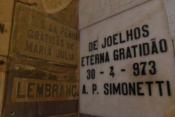 1973 - "De joelhos eterna gratidão" por Fernando Madeira