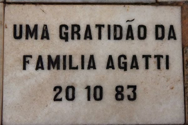 Matéria especial - Placas de graças alcançadas na parede do Convento da Penha 