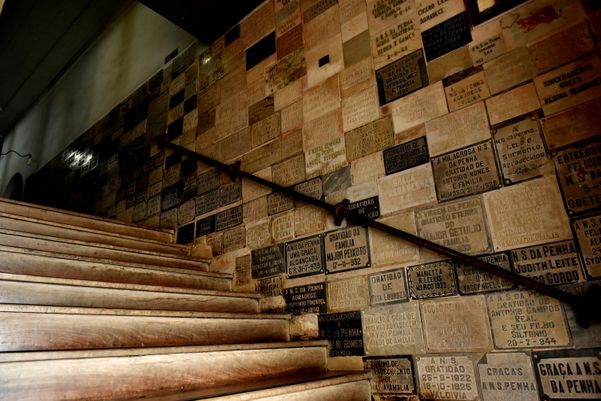 Placas de graças alcançadas na parede do Convento da Penha  por Fernando Madeira
