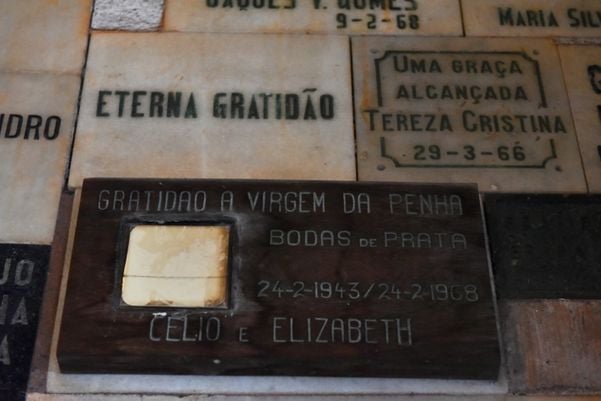 A placas eram feitas em mármore, madeira ou azulejo por Fernando Madeira