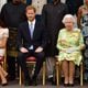 A rainha Elizabeth II, o príncipe Harry e a duquesa de Sussex, Meghan Markle, posam com alguns dos jovens líderes da rainha no Palácio de Buckingham