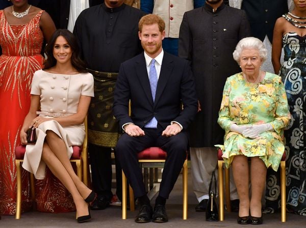 A rainha Elizabeth II, o príncipe Harry e a duquesa de Sussex, Meghan Markle, posam com alguns dos jovens líderes da rainha no Palácio de Buckingham