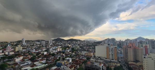 Cenário de filme é visto em Itapuã: nuvens carregadas apontam probabilidade de chuva por Rafael Emerick