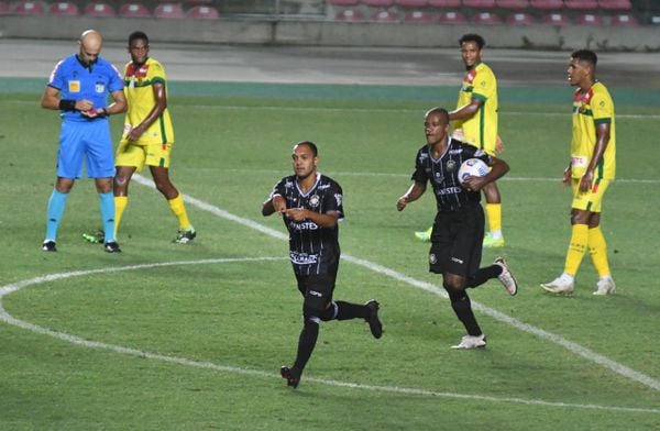 Edu Capetinha fez o primeiro gol do Rio Branco na partida por Fernando Madeira