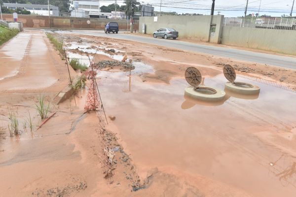 Entrada de Marcílio de Noronha, em Viana, com muita sujeita no dia seguinte após alagamentos por Ricardo Medeiros
