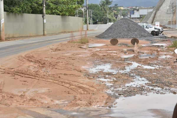 Entrada de Marcílio de Noronha, em Viana, com muita sujeita no dia seguinte após alagamentos por Ricardo Medeiros