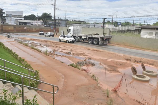 Entrada de Marcílio de Noronha, em Viana, com muita sujeita no dia seguinte após alagamentos por Ricardo Medeiros