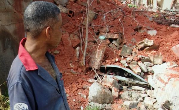 Um muro de contenção com cerca de 9m caiu na tarde desta terça-feira (9), soterrando três veículos e atingindo duas casas
