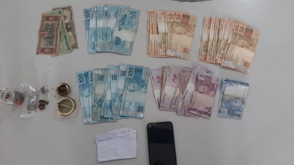 Foram encontrados R$ 3.659 em espécie e um bloco de anotação para esquema de venda de cocaína