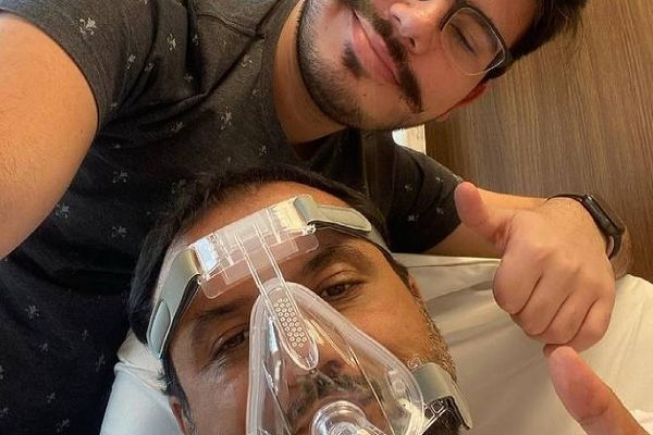 Geraldo Luís posa com o filho no hospital
