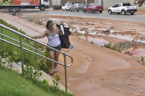 Moradora Elizabeth enfrenta dificuldades em trecho no dia seguinte após o alagamento