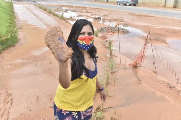 Moradora Thais mostra lama oriunda de alagamentos na entrada de Marcílio de Noronha