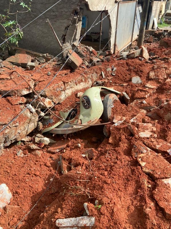 Muro desaba em cima de carros em Cachoeiro por Davi Monteiro