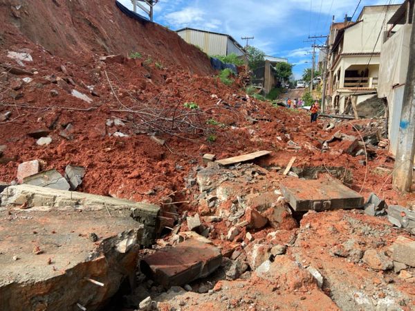 Muro desaba em cima de carros em Cachoeiro por Davi Monteiro