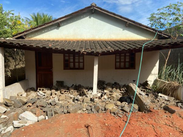 Muro desaba em cima de carros em Cachoeiro por Davi Monteiro