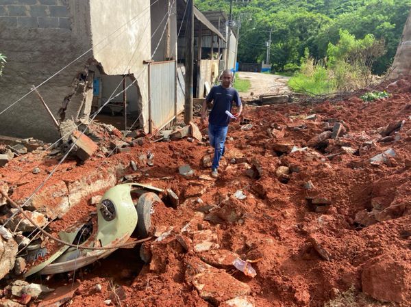 Muro desaba em cima de carros em Cachoeiro por Davi Monteiro