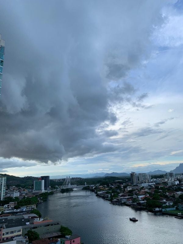 Nuvens carregadas indicam chuva em Vitória por Larissa Bassini Loose