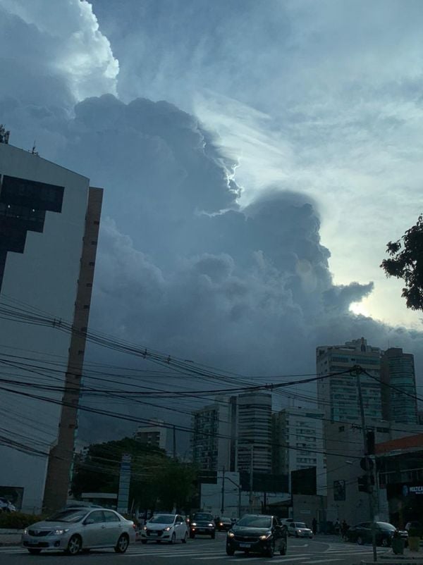Nuvens carregadas indicam chuva em Vitória por Larissa Bassini Loose