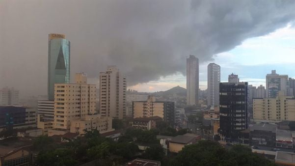 Nuvens indicam alta probabilidade de chuva em Vila Velha por Adriana Rios