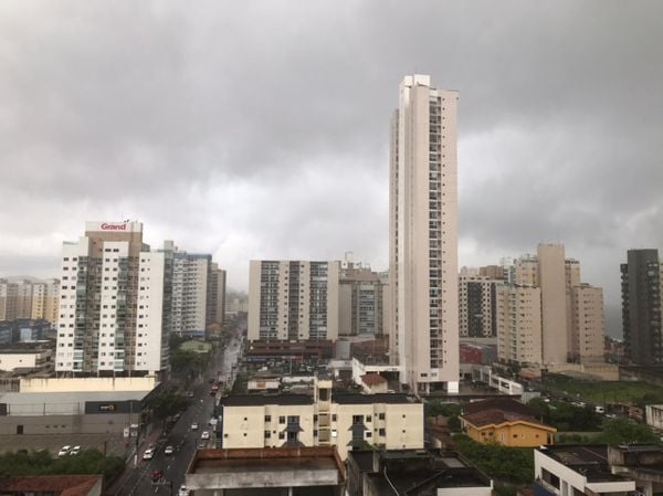 O dia virou noite na Praia de Itaparica, em Vila Velha  por Leitor/Emilly Serafim