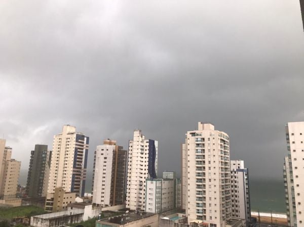 O dia virou noite na Praia de Itaparica, em Vila Velha  por Leitor/Emilly Serafim