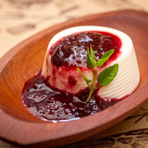 A sobremesa “Panna Cotta” foi lançada no O Quintal Parrilla Bar em homenagem ao Dia da Mulher. É feita com a nata do leite, gelatina, açúcar, especiarias e servida com calda de fruta da estação.