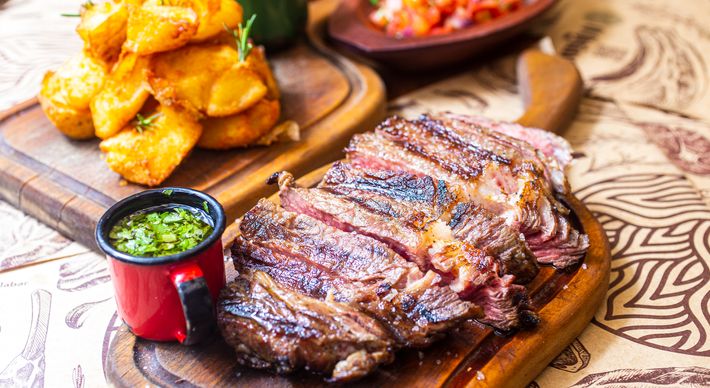 Ambiente leve e descontraído na Praia do Canto, O Quintal Parrilla Bar completa um ano e inclui novas opções no cardápio