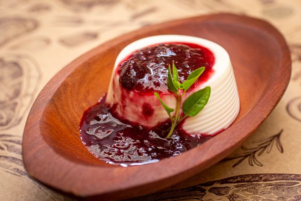 A sobremesa “Panna Cotta” foi lançada em homenagem ao Dia da Mulher. É feita com a nata do leite, gelatina, açúcar, especiarias e servida com calda de fruta da estação.