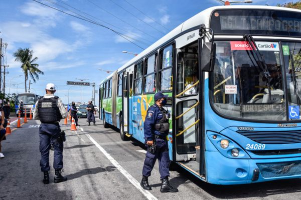 Agentes da Guarda Municipal abordam ônibus do sistema Transcol em Vitória