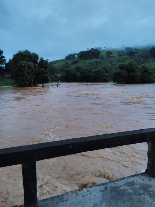 As duas pontes da comunidade estão interditadas e o desvio que é utilizado, amanheceu alagado
