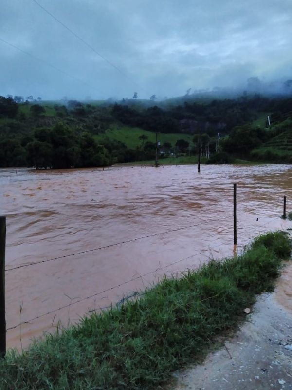 As duas pontes da comunidade estão interditadas e o desvio que é utilizado, amanheceu alagado