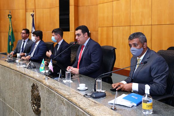 Deputados da Mesa diretora da Assembleia com a presença do secretário da Casa Civil, Davi Diniz em solenidade