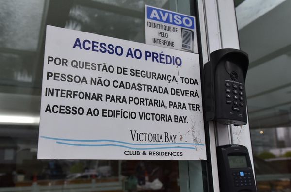 Entrada do Edifício Victoria Bay, em Vitória