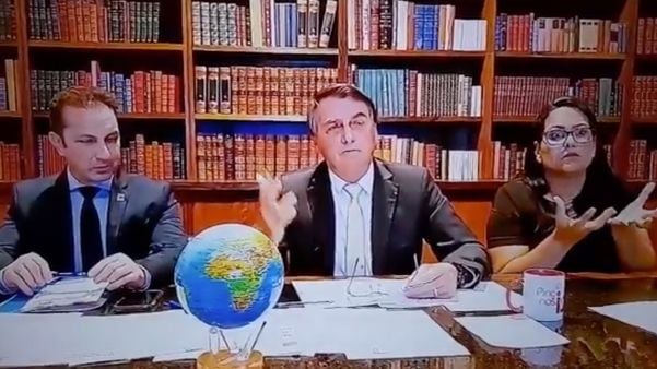 Jair Bolsonaro, em live, com um globo terrestre