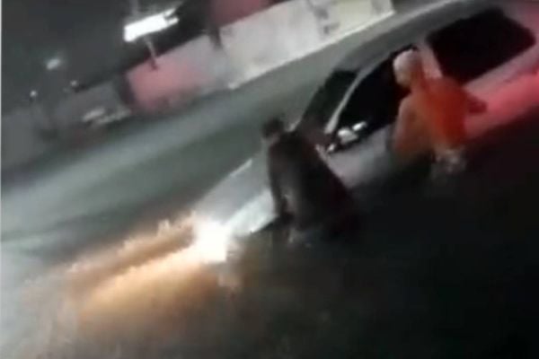 Moradores da Serra tentando salvar carro em alagamento causado pela chuva na Serra