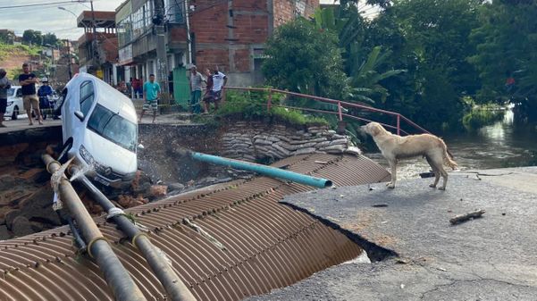 Ponte foi destruída pela força da água da chuva em Planalto Serrano, na Serra por Kaique Dias/TV Gazeta